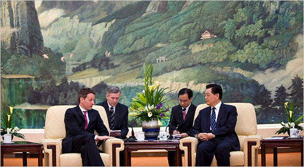 가이스너 미 재무장관이 지난 2일 중국의 후진타오 주석과 회담을 갖는 모습