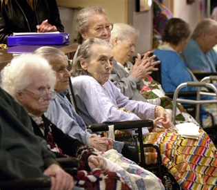 많은 노인들이 너싱 홈과 불합리한 계약을 하고 있다.