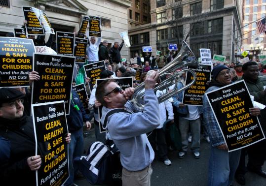보스톤 교육위원회 건물 앞에서 예산 삭감 반대 시위를 벌이고 있는 시민들.
