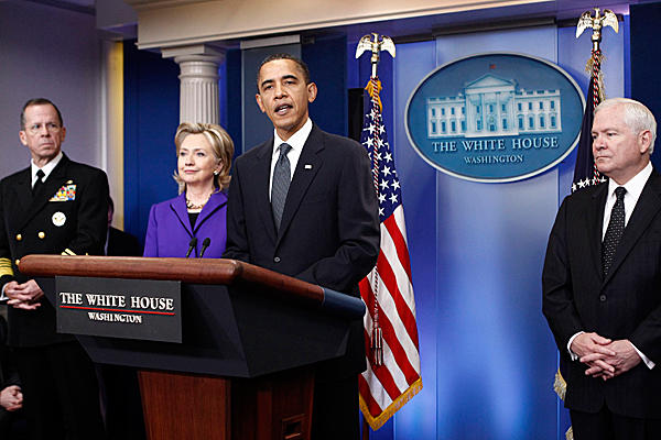 버락 오바마 대통령이 마이크 뮬렌 합참의장(사진 왼쪽), 힐러리 클린턴 국무장관, 로버트 게이츠 국방장관(사진 오른쪽) 등이 배석한 가운데 새 핵무기 감축 협정에 관한 기자회견을 하고 있다.