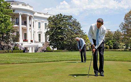 버락 오바마 대통령은 백악관에서 조 바이든 부통령과 1달러 퍼팅 내기도 종종 즐긴다.