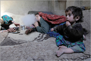 아프카니스탄의 작은 마을에서 어린아이를 포함한 모든 가족들이 아편에 중독 되어있다