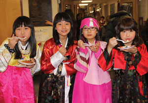 행사가 끝난 후 미국 친구들을 위해 준비한 잡채를 먹고 있는 한국 학생들 