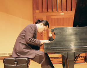 손민수 피아니스트가 연주에 몰입한 모습
