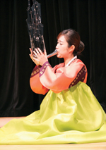 강효선(피리) 씨의 궁중악기생 연주 모습 