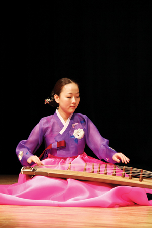 23일 노스이스턴 대학에서 열린 국악 공연에서 정은선씨가 가야금을 연주하고 있다. (사진= 장현아 인턴기자)
