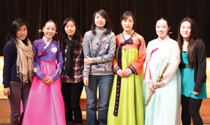 한국의 전통음악 공연자들과 노스이스턴 대학의 한국학생들이 기념촬영에 임했다.