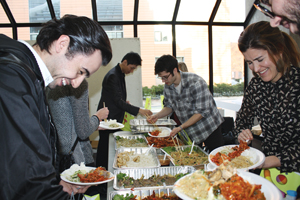 한식을 접시에 담으며 즐거워 웃는 타민족 학생들 모습