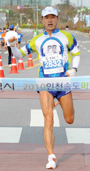 사하라사막 마라톤을 포함 200여회의 마라톤 참가와 2시간 33분 3초의 기록을 보유한 강호 씨 