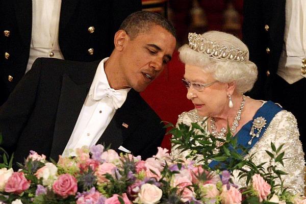 영국을 방문한 오바마 대통령이 엘리자베스 2세 여왕과 이야기를 나누고 있다