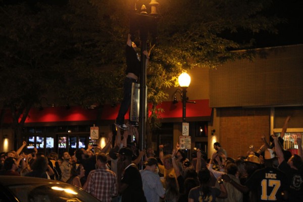 가로등을 잡고 오르는 팬들 이들은 곧 경찰의 제지를 받았다 