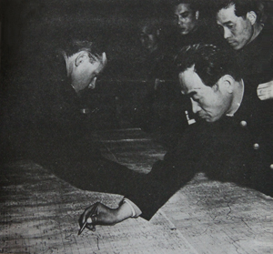 비무장지대 군사분계선을 긋고있는 유엔군 머레이 대령과 북한측 대좌 장춘산 (1951.11)