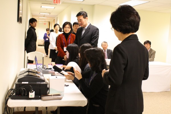지난 28일 재외국민선거가 시작되는 첫날 영사관 직원들이 투표용지 발급기 앞에서 본인 확인을 받고 있다.