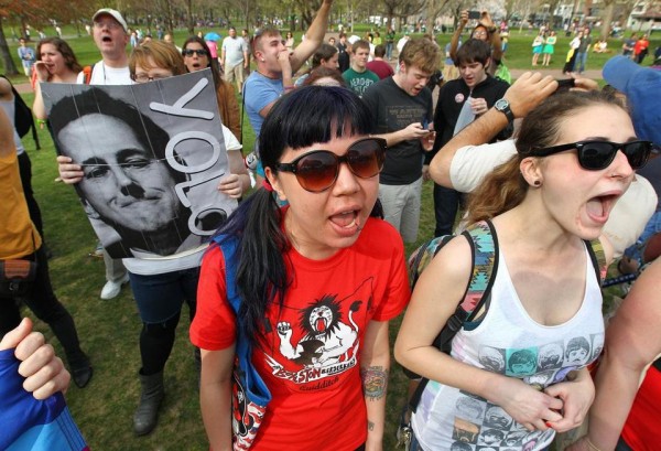 보스톤 커먼에서 열린 매스 티 파티 시위 현장에 참가한 대학생 시위대