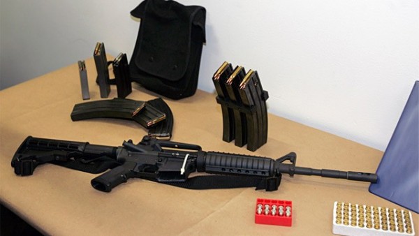 커네티컷 총기난사 사건에서 사용된 반자동 소총. 이와 같은 살상용 무기는 구입을 제한해야 한다는 목소리가 높아지고 있다