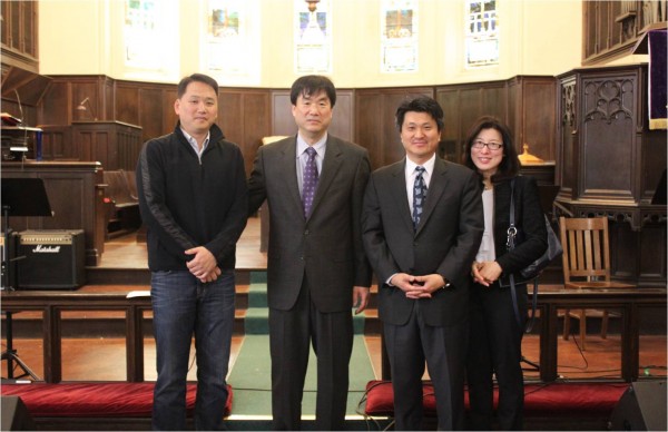 비전교회를 방문한 한선우 한인회장이 김한성 담임목사와 성도들과 함께 기념쵤영에 임했다.
