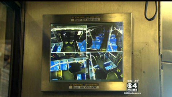 이용자가 많은 일부 버스에 고성능 카메라와 모니터가 설치되어 버스 내부 상황을 실시간으로 확인할 수 있게 되었다
