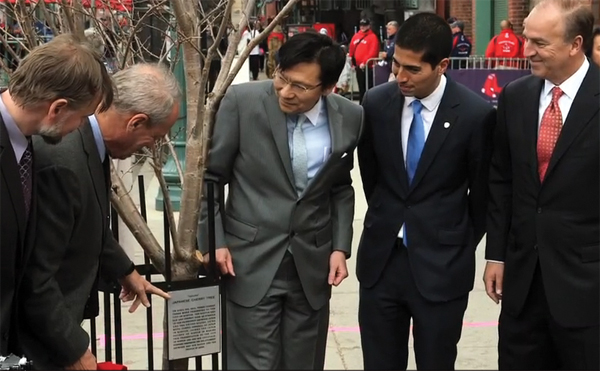 6그루의 벚꽃나무를 기증한 아키라 무토 일본 총영사(우측에서 두번째), 맨우측이 대니얼 고 보스톤 시장 수석보좌관, 왼쪽에서 두번째가 레리 루키노 레드삭스 사장