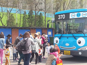 지난달 26일부터 `꼬마버스 타요` 주인공 버스 4대가 노선을 따라 서울시내를 누비면서 폭발적 인기를 얻고 있다