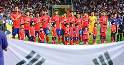 지난해 울산 문수월드컵경기장에서 열린 ‘2014 브라질 월드컵 최종예선’ 한국과 이란의 경기에서 한국선수들이 국기에 대한 경례를 하고 있다.
