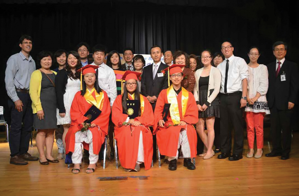 뉴잉글랜드 한국학교 2014년 졸업생 및 장학생과 함께 찍은 단체사진