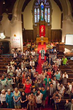 보스톤중앙교회 창립 30주년 감사예배 후 환한 미소를  보이는 성도들과 목회자들