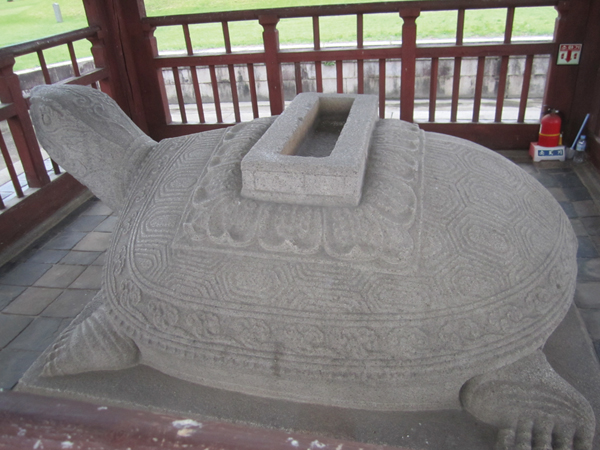 김인문 묘비, 거북 받침대, 비문은 경주 박물관에 보관되어 있다. 