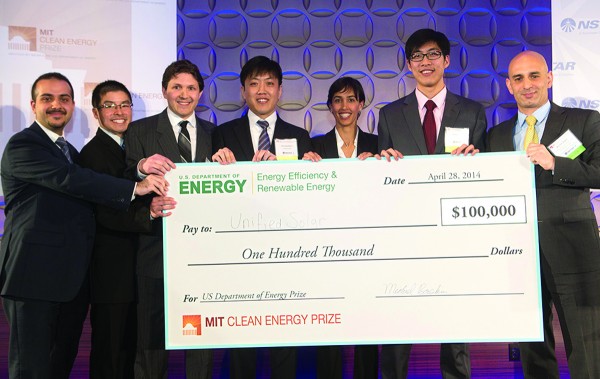 클린 에너지 프라이즈 시상식에서 문진영씨(가운데), MIT 동료 연구원들, NSTAR 대표이사 크레이그 홀스트롬(오른쪽)