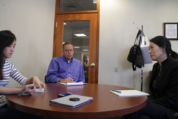 22일 보스톤 소재 헬스커넥터 에서  진양 대표(오른쪽) 집무실에서, 제이슨 레퍼츠 미디어 담당 디렉터와 함께 인터뷰를 진행했다.