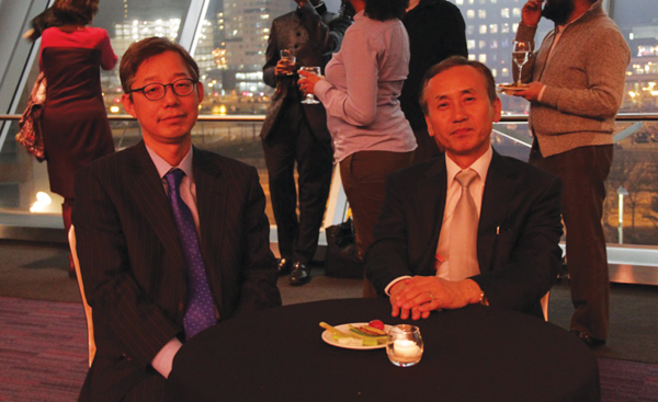 위아보스톤 갈라 행사에 참석한 엄성준 총영사(오른쪽)와 박윤주 부총영사 