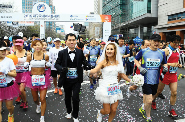 대구마라톤에서 웨딩드레스를 입고 달린 방현철, 김현미 부부가 신혼여행으로 보스톤마라톤에 참가한다