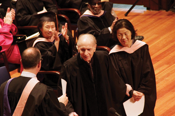 피아니스트 러셀 셔먼(가운데)이 명예박사학위 수여식을 위해 부인 변화경 NEC 교수(오른쪽)의 손을 잡고 무대에 올랐다, 박수를 보내는 정경화 씨(왼쪽)