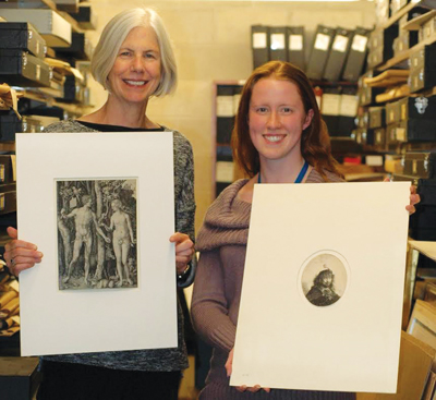 미술품을 발견한 로렌 쇼트 도서관리원(오른쪽)과 에이미 라이언 도서관장이 각각 램브란트의 자화상과 뒤러의 '아담과 이브'를 들고 있다
