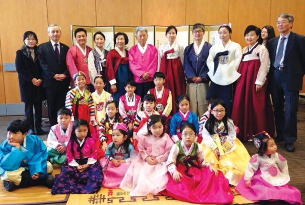 엄성준 총영사와 김병국 한미예술협회 회장을 비롯한 참가자들의 단체 사진