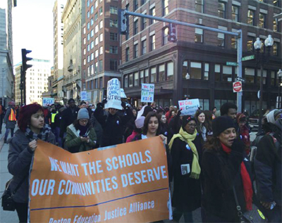 보스톤 공립학교 예산 삭감에 반대하는 시위대가 주 의사당 방향으로 이동하고 있다