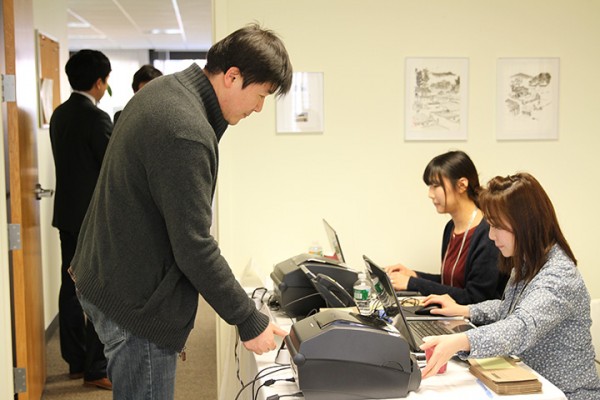 30일 보스턴 총영사관 민원센터에 마련된 재외국민 투표소에서 김한태씨가 투표용지를 받기 위해 지문날인을 하고 있다