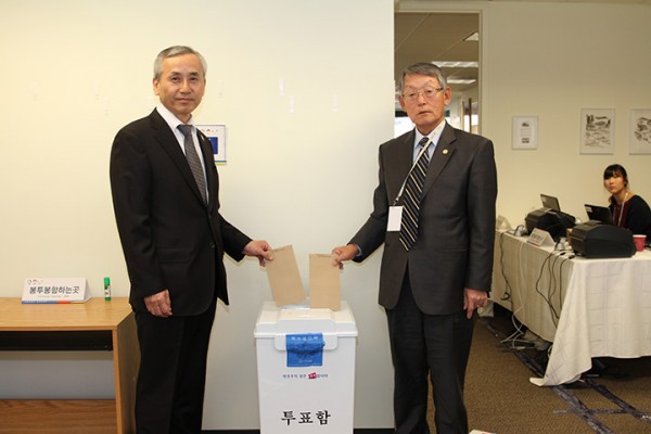 30일 투표소에서 엄성준 총영사와 남궁연 재외선관위원장이 투표하고 있다 