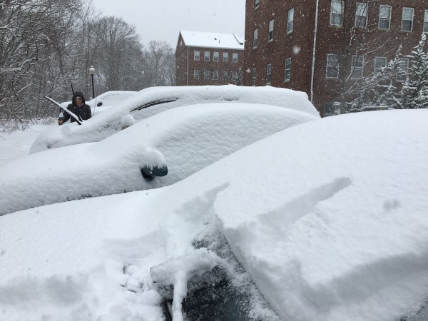 2016년 4월 3일과 4일 양일간 보스톤 인근 지역에는 최고 8인치의 눈이 내렸다. 사진은 3일 아침 차에 쌓인 눈