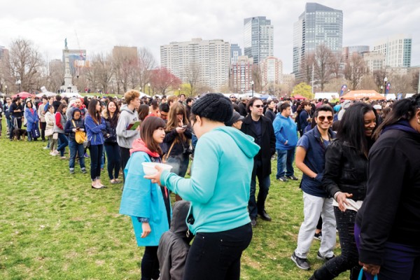 작년 보스톤 일본 축제에는 3만명의 관객이 찾았다. 일본식 라면을 먹기 위해 관객들이 긴 줄을 기다리고 있다