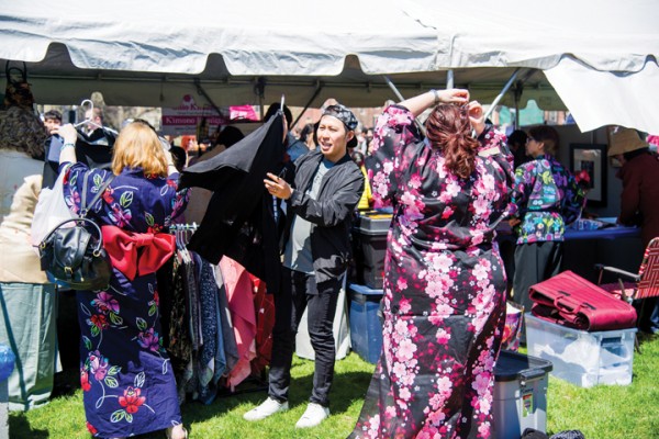 축제에 참여한 관람객들이 일본의 전통의상인 기모노를 체험하고 있다