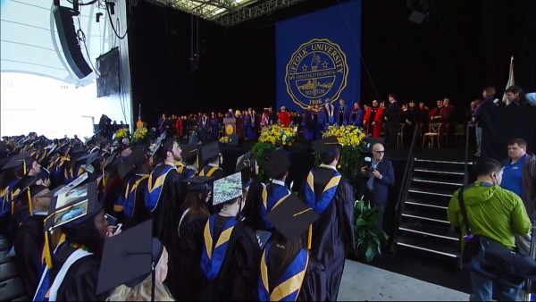 서폭 대학의 3,300여명의 졸업생들은 블루 힐스 뱅크 파빌리온에서 졸업식을 가졌다