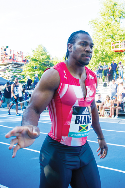 남자 100m에서 0.002초차이로 1위를 내준 자메이카의 요한 블레이크가 아쉬운 표정으로 퇴장하고 있다