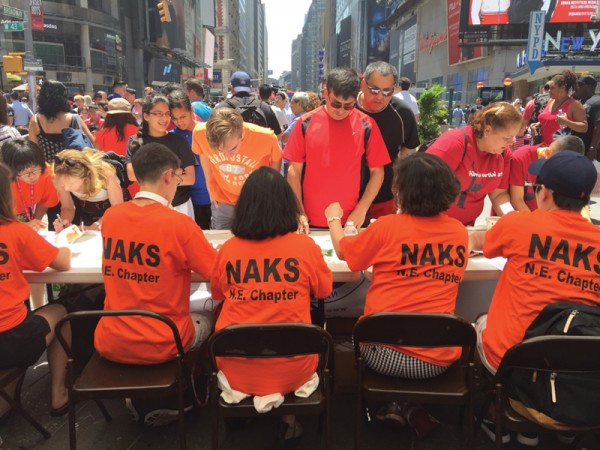 재미한국학교 협의회 뉴잉글랜드지부(NAKS-NE)는 6월 24일 뉴욕 맨하튼 타임스퀘어에서 한글 이름을 가르쳐 주고 직접 써보게 하는 한글 이름 써주기 행사를 진행하였다