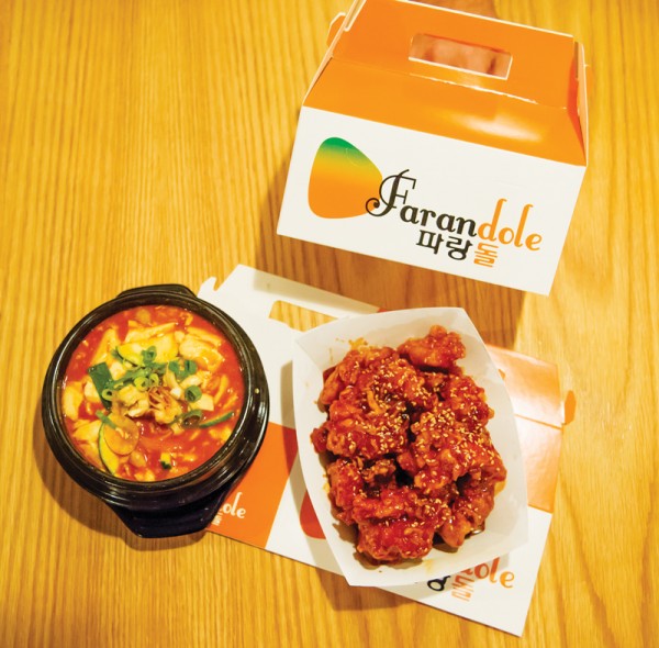 치킨뿐만 아니라 한국적인 맛의 떡볶이, 순두부, 김치전, 해물파전, 포크 불고기, 제육 볶음 등의 메뉴도 있다