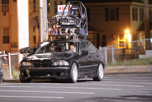 영화 휠맨에서 주인공 프랭크 그릴로가 은행 밖 차안에서 동료들을 기다리는 모습을 차에 부탁된 카메라 장치를 통해 촬영하고 있다. 영화에 출연할 차량인 BMW다