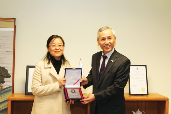 최정우(43, 왼쪽)씨가 재외동포문학상 대상을 수상했다