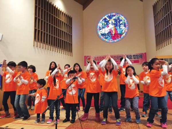 내슈아 한마음한국학교(교장 김연정) 학생들은 주황색 티셔츠를 다같이 입고 귀여운 율동을 선보였다