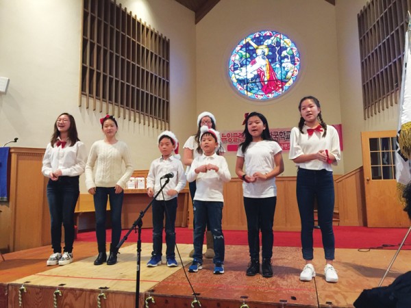 밀알한국학교(교장 김현주)는 소수인 일곱 명의 학생들이 멋진 율동과 노래로 “사랑”을 표현했다