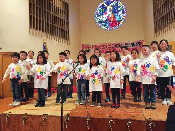 아이들의 손도장을 찍은 티셔츠를 맞춰 입은 보스톤장로교회한국학교(교장 김재율)의 합창 모습