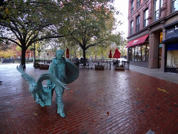 보스톤 출생의 에드가 앨런 포의 기념비 프로젝트는 동상이 위치한 보일스톤가의 한가게에서 작가의 미니어처 버블헤드를 판매하는 것으로부터 시작되었다